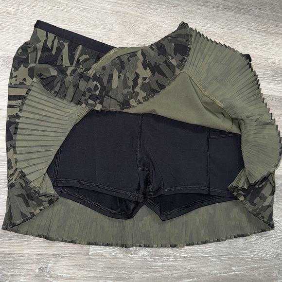 Lululemon City Sky Run By Skirt~ size 8
Pop Cut Fatigue Green Black / Black - Picture 8 of 9